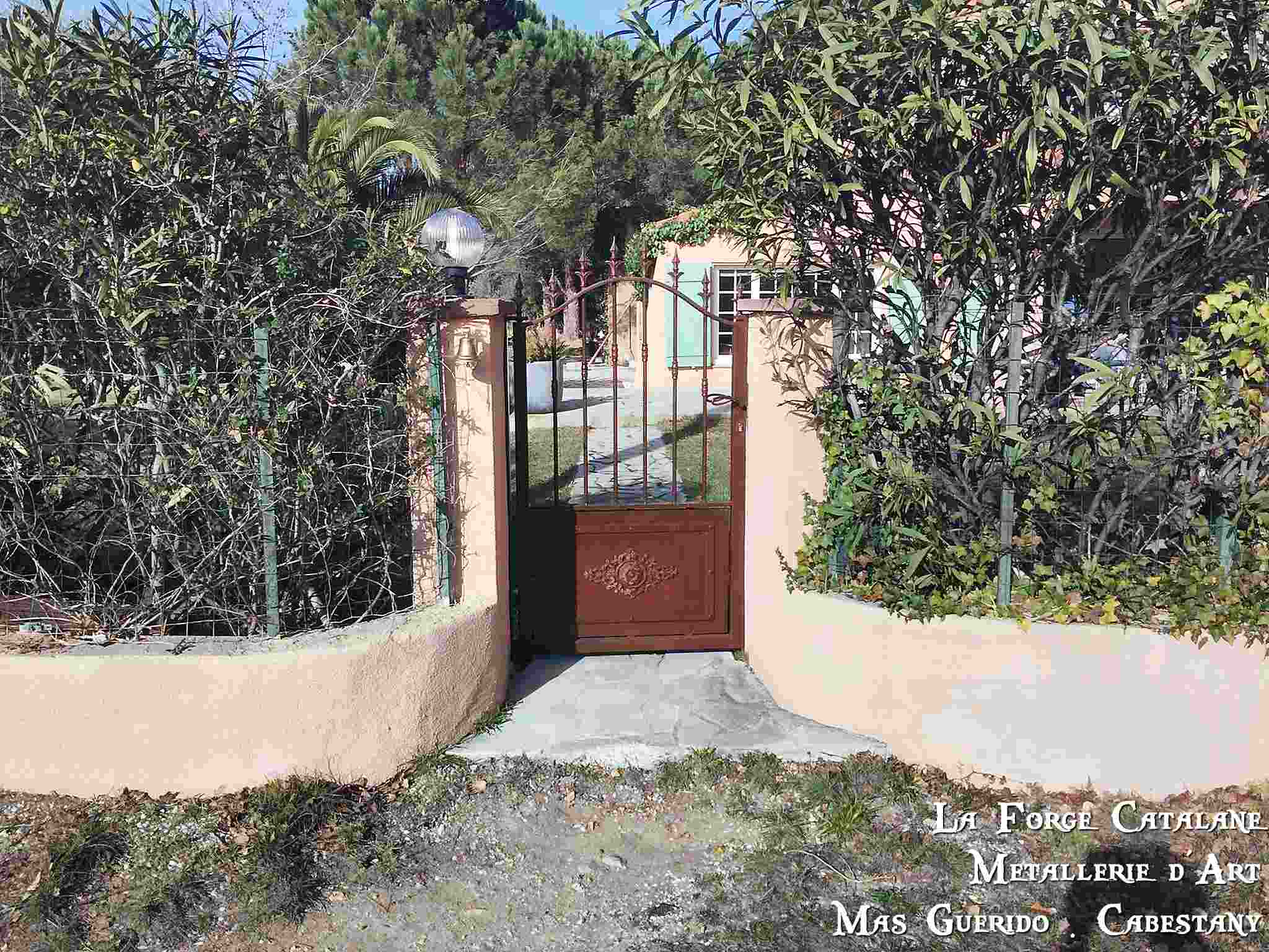 portillon soubassement tole barreaux pointes rouille  forge catalane.jpg